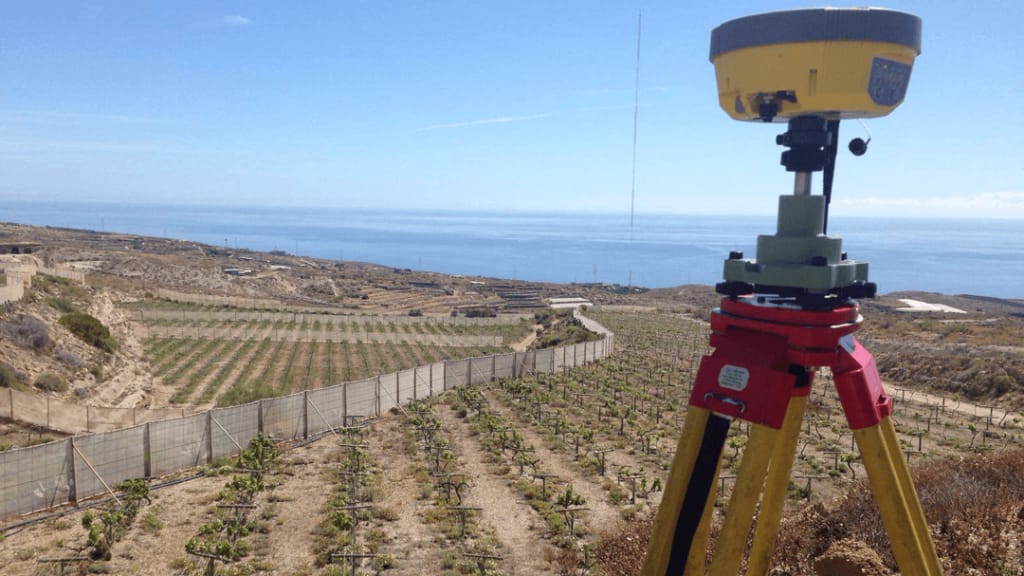 estacion-gps-topografia-1024×576 Contamos con el mejor equipo de Topógrafos en Málaga para conocer el estado del terreno